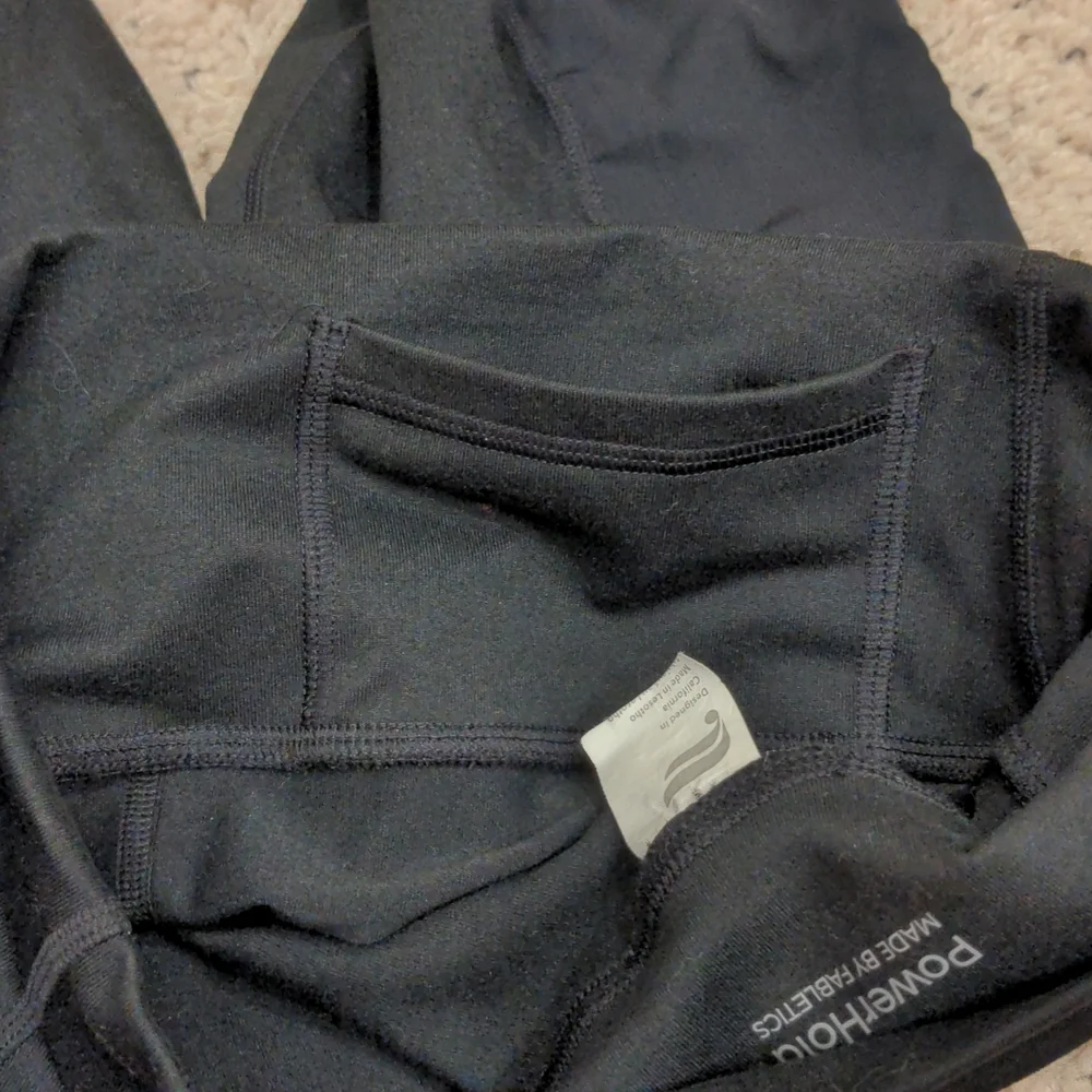 PowerHold by Fabletics black leggings 3 pockets mesh side panels high rise crop - Picture 5 of 6